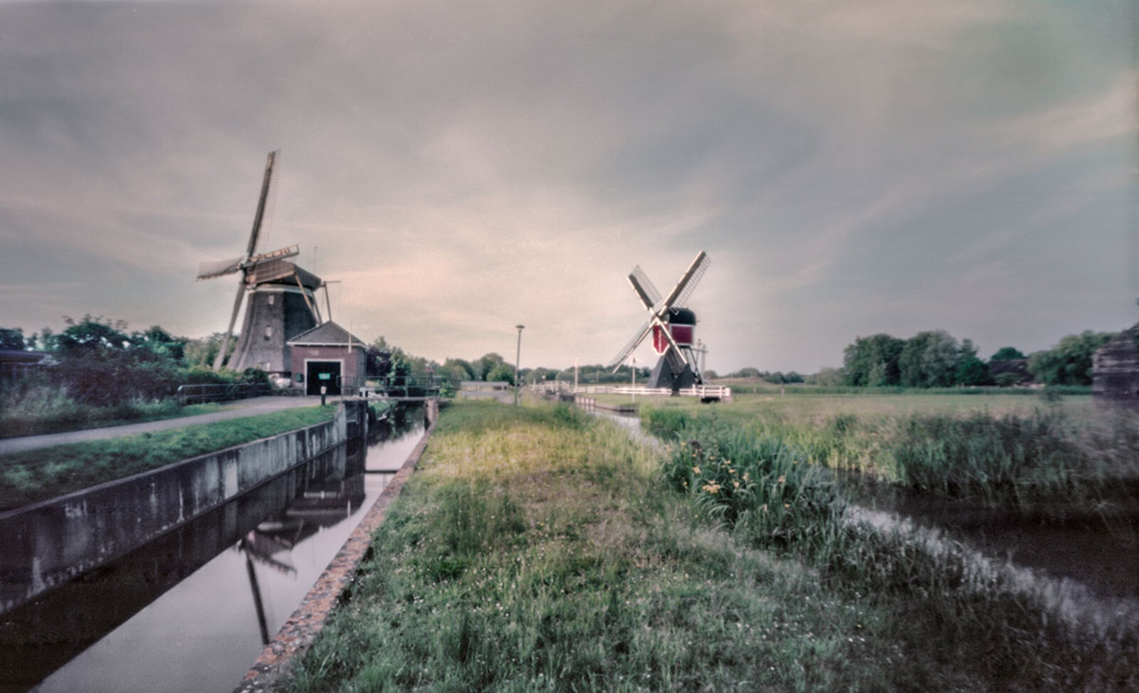 Oud-Zuilen, de molens van de Polders Westboek (l) en Buitenweg (r)