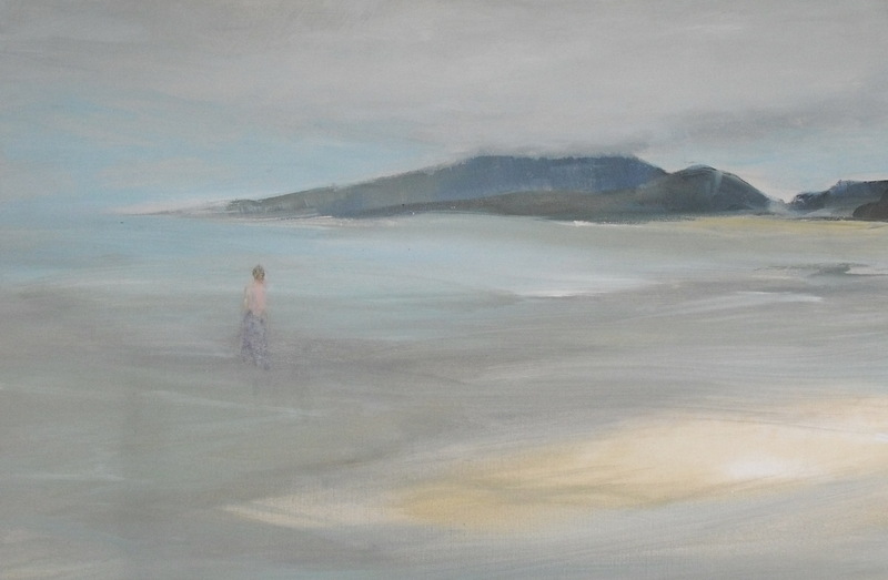vrouw op het strand in Ierland