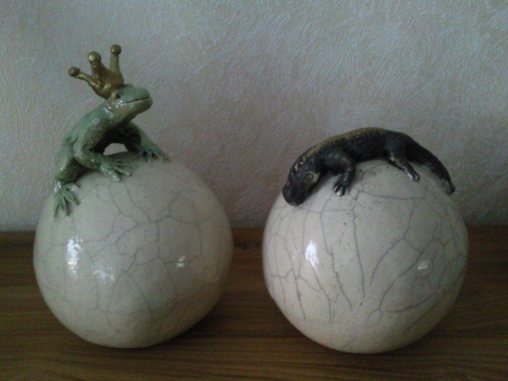 kikker en salamander op bol, set