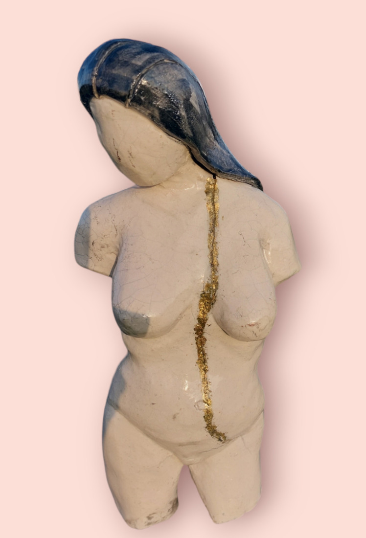 Raku dame met lang haar