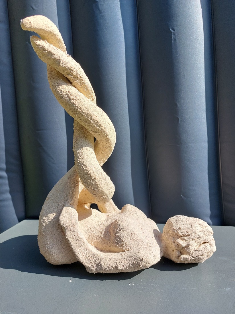 Dame met Egmonds zand