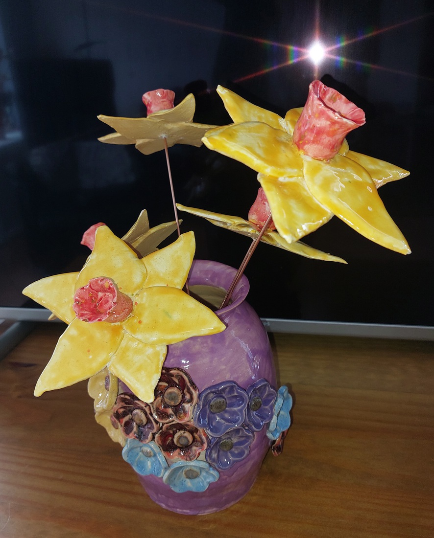 Rose/paarse vaas met narcissen