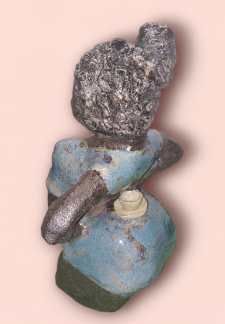 Dame met koffiekopje en zand