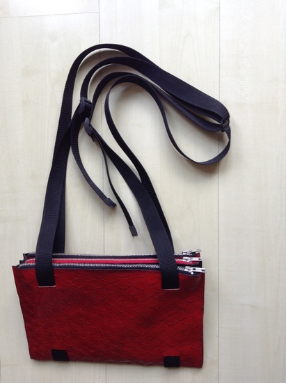 Zwart-rood leren tas.
