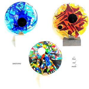 het universum in de varianten blauw, rood en multi colored., op verschillende soorten zuilen.