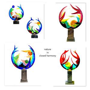 in de serie 'natuur in bijna gesloten' harmony, gaat het altijd om ronde objecten die elkaar net niet raken. Elk object heeft de natuur als uitgangspunt.