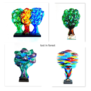 varianten levensbomen, op voet van steen.