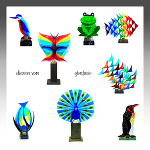 diverse diertjes, op voet van steen.