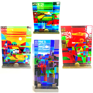 schilderstijl, maar dan uitgewerkt in glas, varianten, op voet van steen.