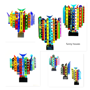 huisjes en dorpjes, in verschillende formaten, kleuren en stijlen, op voet van steen/glas, of marmer.