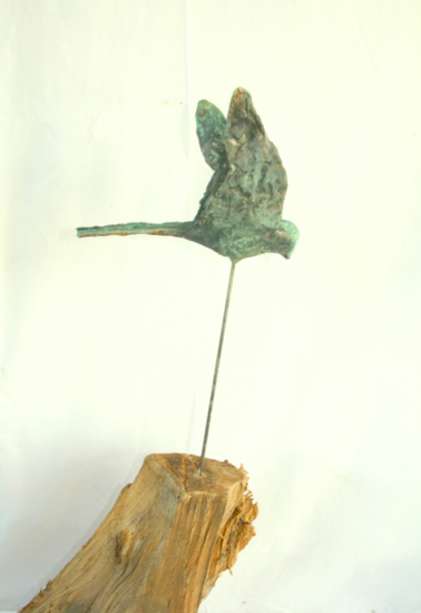 Vogel op ruwe houtblok