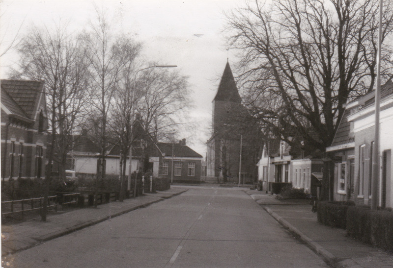 Hoofdweg vanaf garage Spijker