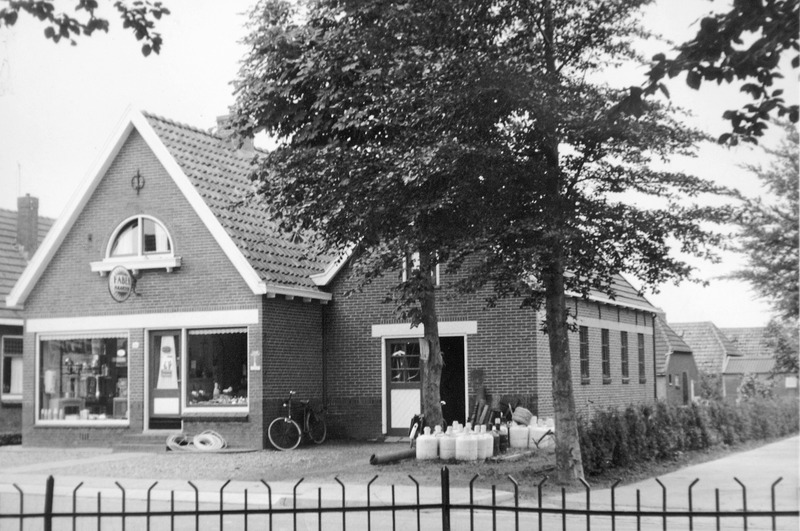 Hoofdweg 109 smid huishoudelijke artikelen Nijborg ca 1965
