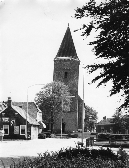 Hoofdweg 118 en 120 bebouwing voor toren NH-kerk