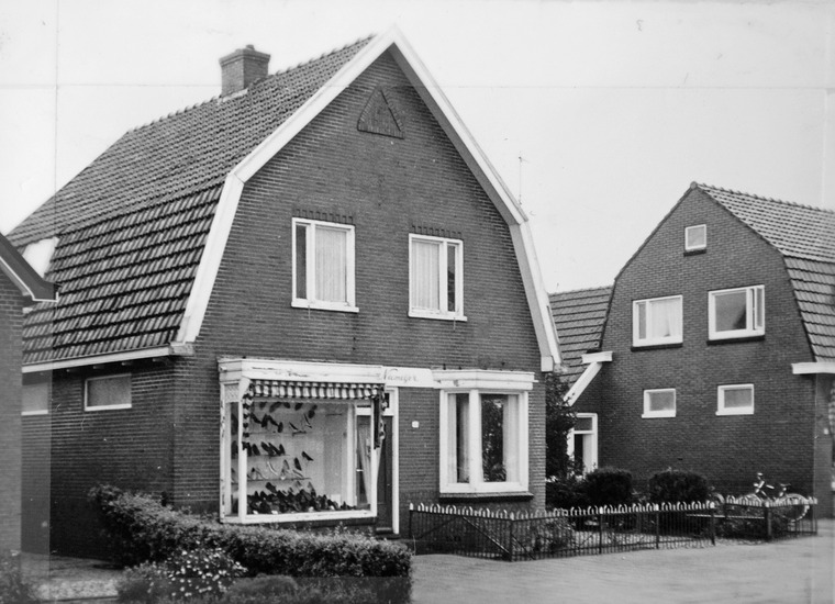 Oudeweg 32 schoenenzaak v.d. Helm ca 1965