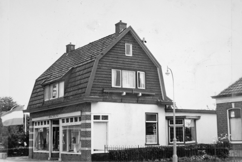 Hoofdweg 127 textielzaak Dutex ca 1965 bovenverdiepng uitgebrand 10 okt 1982