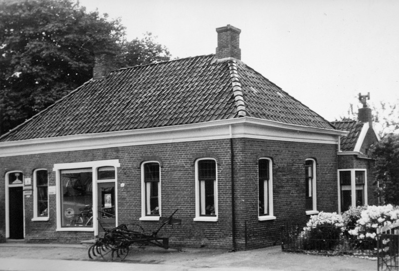 Hoofdweg 145 J. Oosting ca 1965 woning-smederij