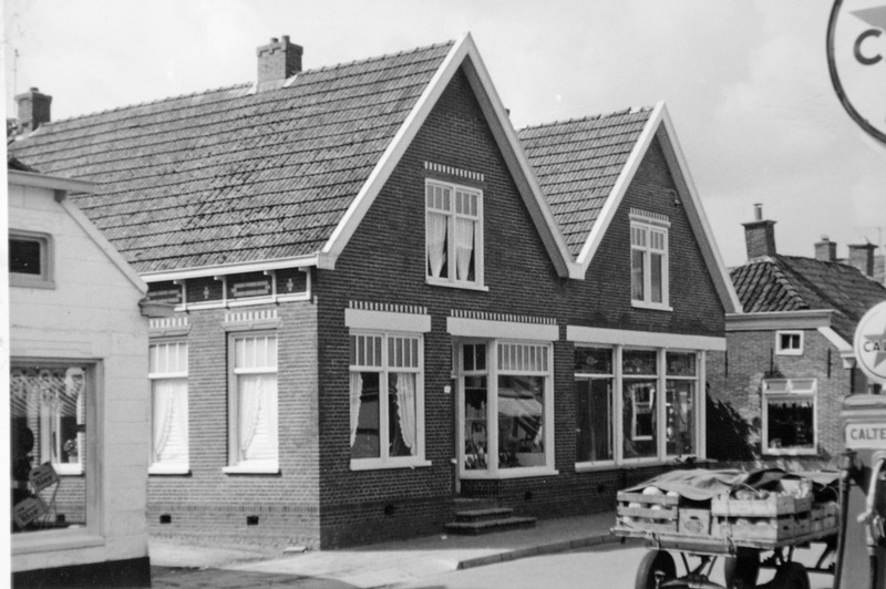 Hoofdweg 173 rechterkant huis nu Chinees ca 1965 - vroeger manufacturer H.Akkerman