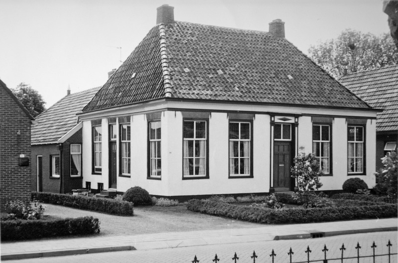 Hoofdweg 189-191 H. Akkerman ca 1965 in 1976 kapsalon