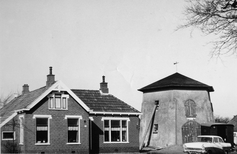 Hoofdweg 172 en 174 molen ca 1965