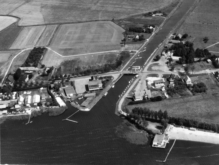 Luchtfoto begin afwateringskanaal