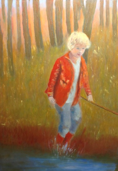 Spelend jongetje in het bos