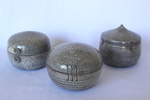 diverse raku objecten, dozen met deksels,kommen,gedraaid, lage stook.