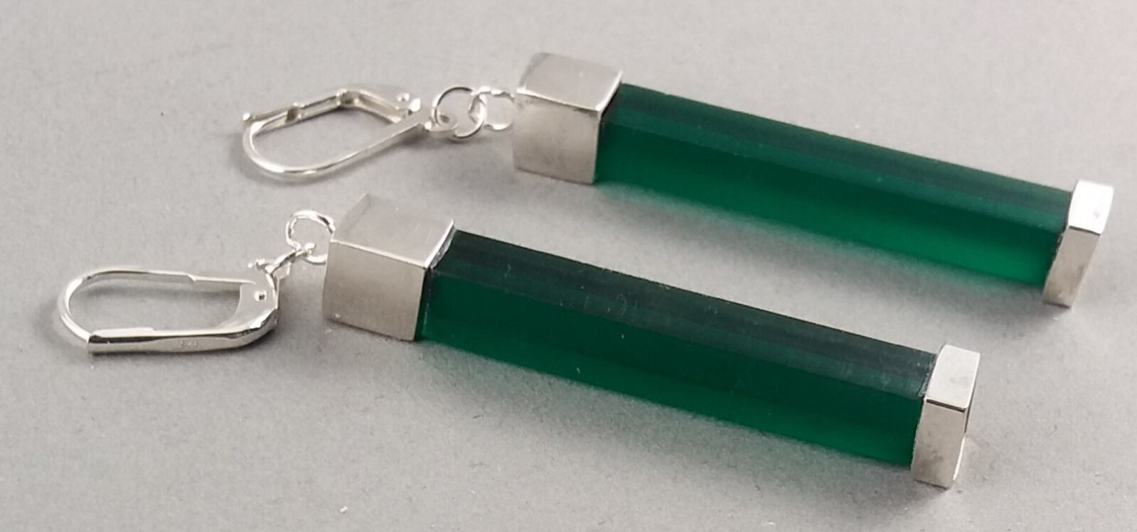 zilveren oorhangers met groen kunststof (perspex)