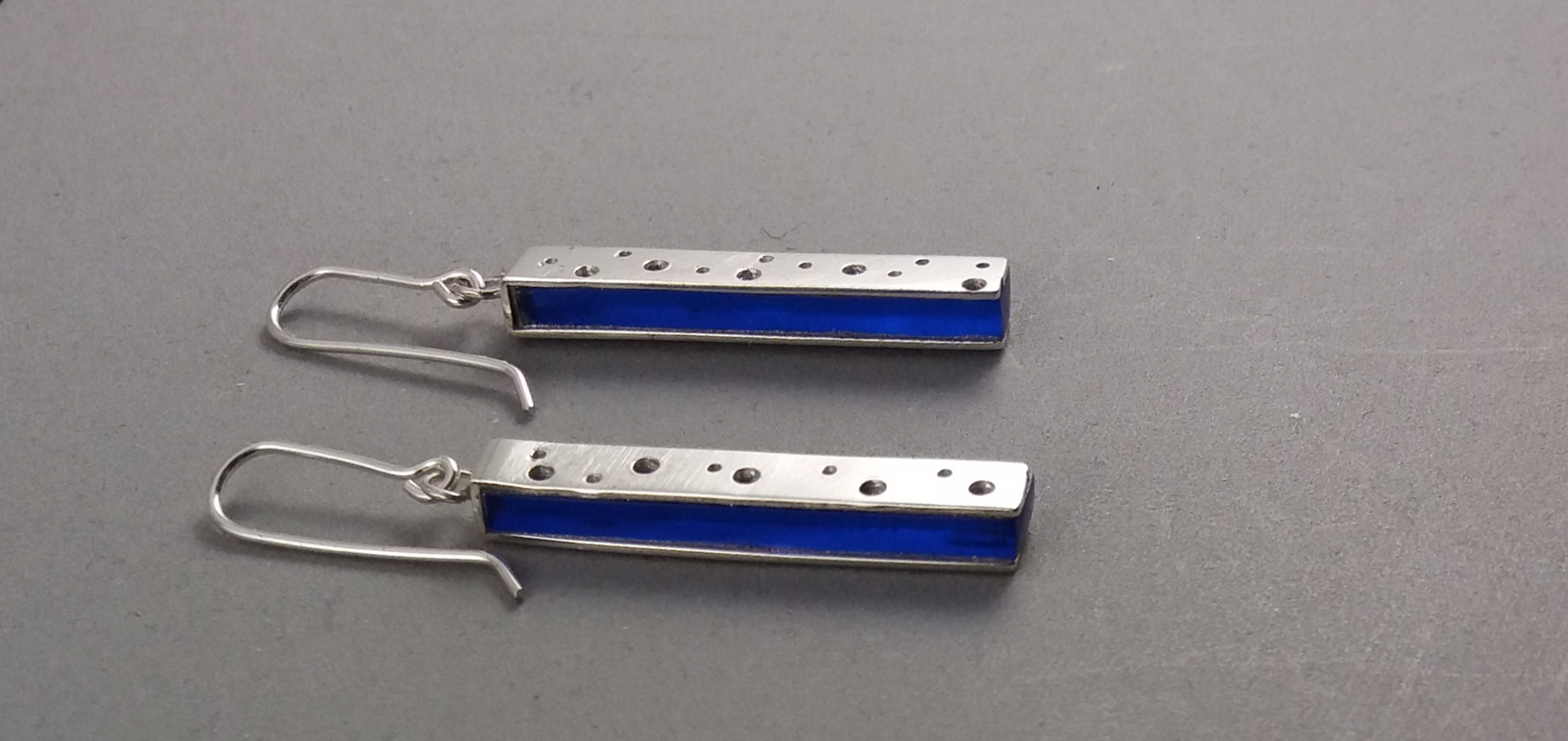 zilveren oorbellen met blauw perspex tussen 2 zilveren plaatjes
