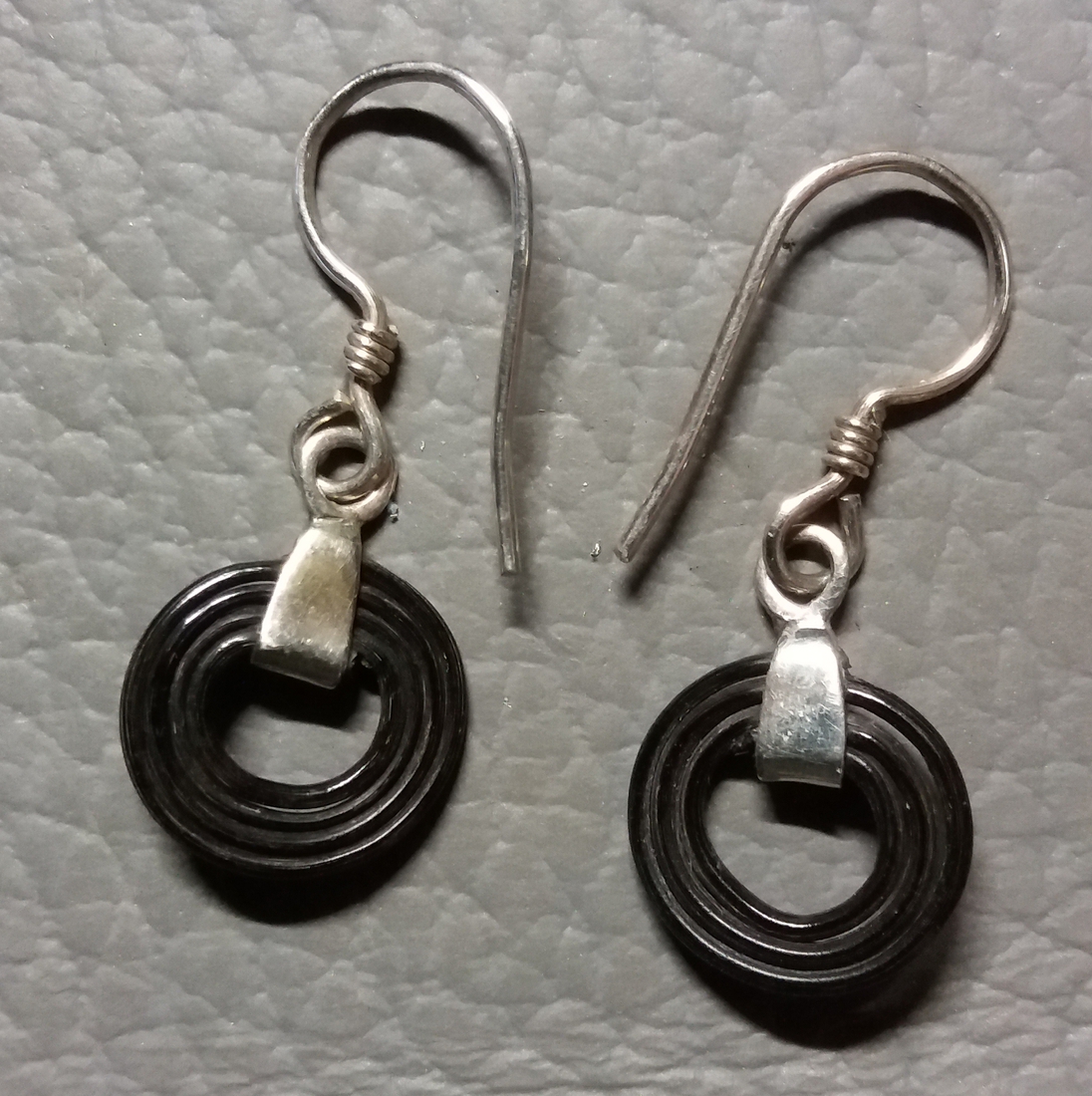 zilveren oorhangers met olifantenhaar 