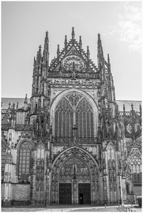 De Kathedrale Basiliek van Sint Jan Evangelist, gewoonlijk aangeduid als de Sint-Janskathedraal, in de binnenstad van 's-Hertogenbosch wordt veelal beschouwd als het hoogtepunt van de Brabantse gotiek.  De buitenkant levert met zijn gulle ornamenten, zoals de dubbele luchtbogen met de 96 luchtboogfiguren en de reliëfs boven de ramen, een treffend beeld op van de versieringsdrift van de late gotiek. De Sint-Jan is een bouwwerk dat volstrekt uniek is in de Nederlandse kerkelijke architectuur.