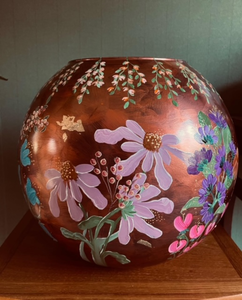 De handbeschilderde vazen van Een van Koch.
Vazen in prachtige kleuren, rondom beschilderd met bloemen. Een eyecatcher voor uw interieur.