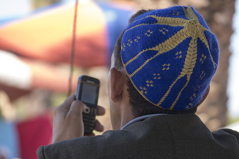 Man met mobieltje - Marokko