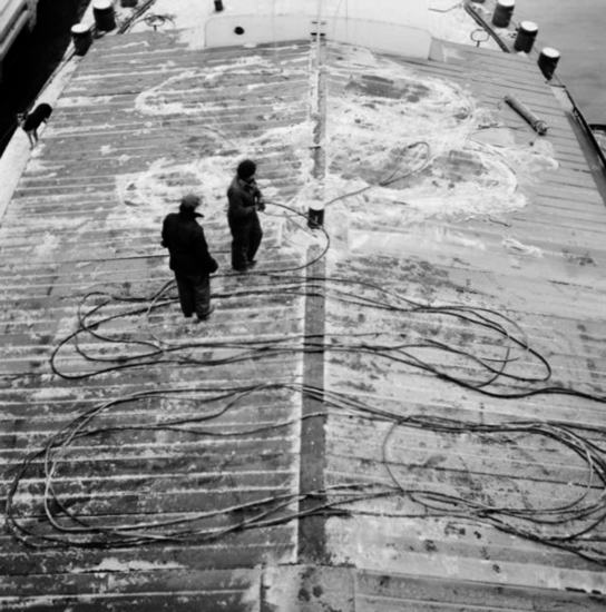 Mannen aan dek van schip - Graanoverslag Amsterdam