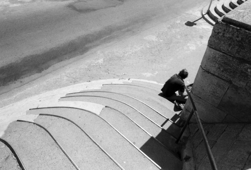 Man op trap in Arles (Fr)