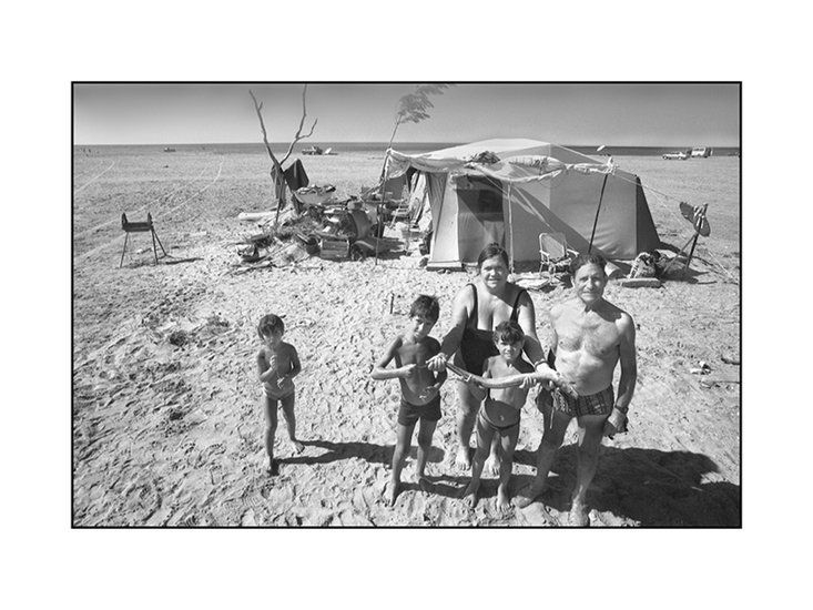 Familie op strand Beauduc (Frankrijk)
