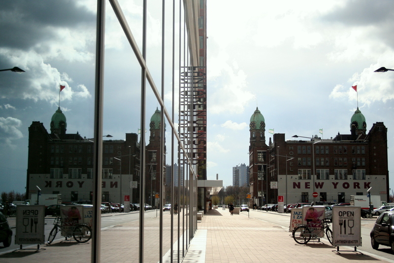 Hotel New York, spiegeling