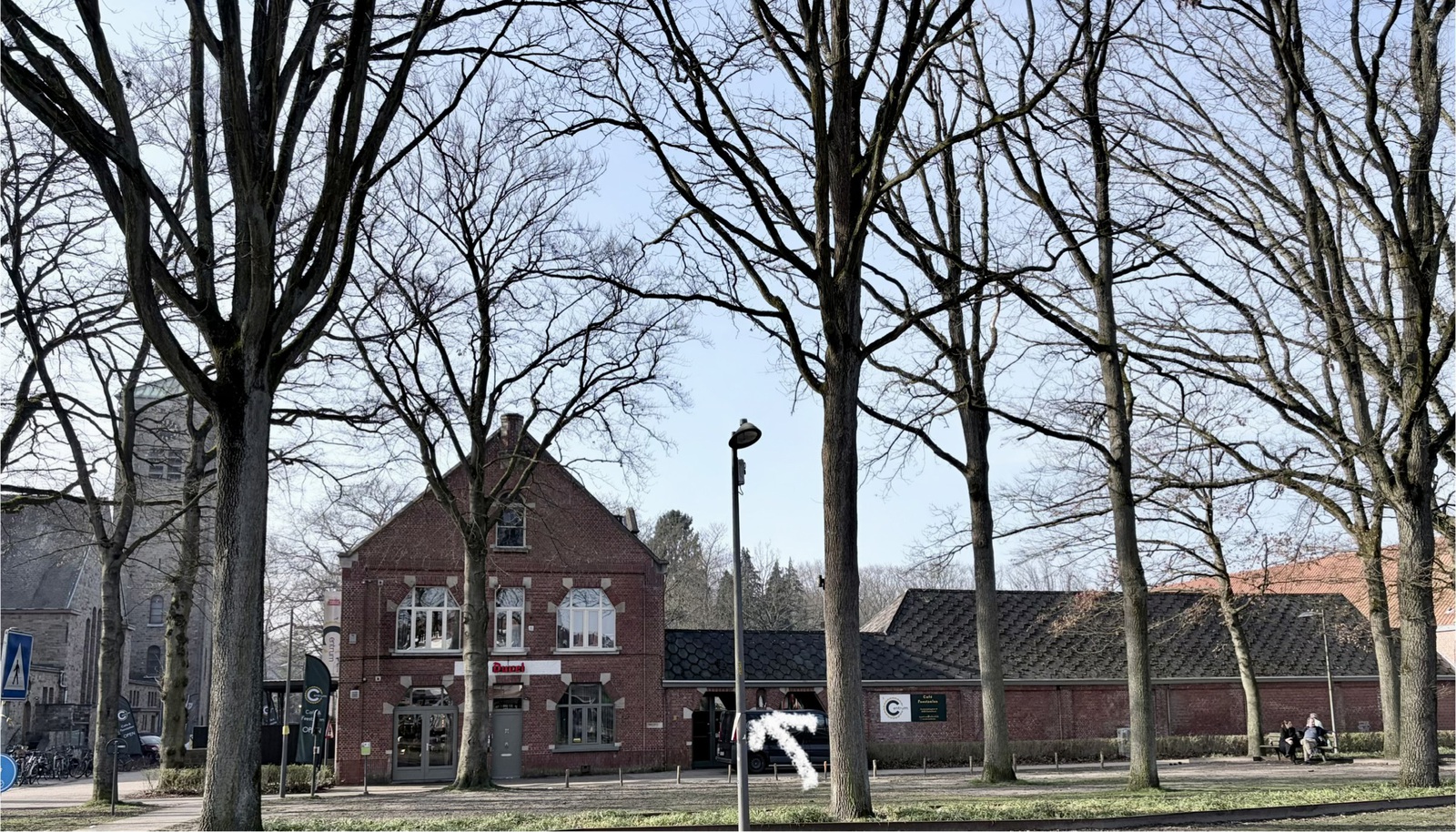 Zicht op Sint-Jozefkerk en café het Centrum met feestzaal in Heide-Kalmthout
