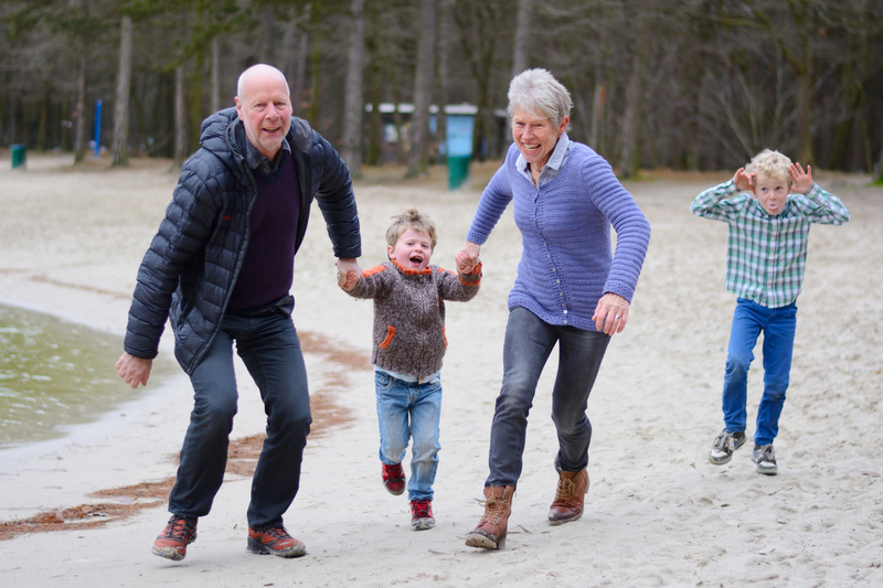 Opa en oma met de kleinkinderen