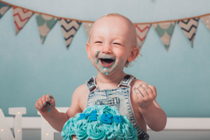 Is je kindje bijna jarig? Tijd voor een feestje! In de studio maken we eerst mooie foto's van uw kindje en de taart. Hierna mag er naar hartelust geproefd en gevoeld worden. We eindigen met een badsessie. Leuk om bijvoorbeeld als uitnodiging voor het verjaardagfeest te versturen!
De taart wordt verzorgd door een bakster uit Rolde. Graag vroegtijdig reserveren.