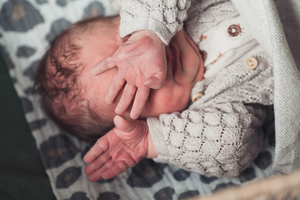 Niets is puurder dan een pasgeboren kindje. Je kindje verandert zo ontzettend snel. De mimiek, de handjes en voetjes, we leggen het allemaal vast. Bij een newbornsessie kom ik bij je thuis en leggen we de eerste week vast. De beste tijd hiervoor is 5-10 dagen na de geboorte.