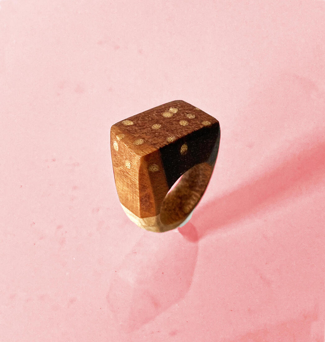 Vrolijke ring met stipjes