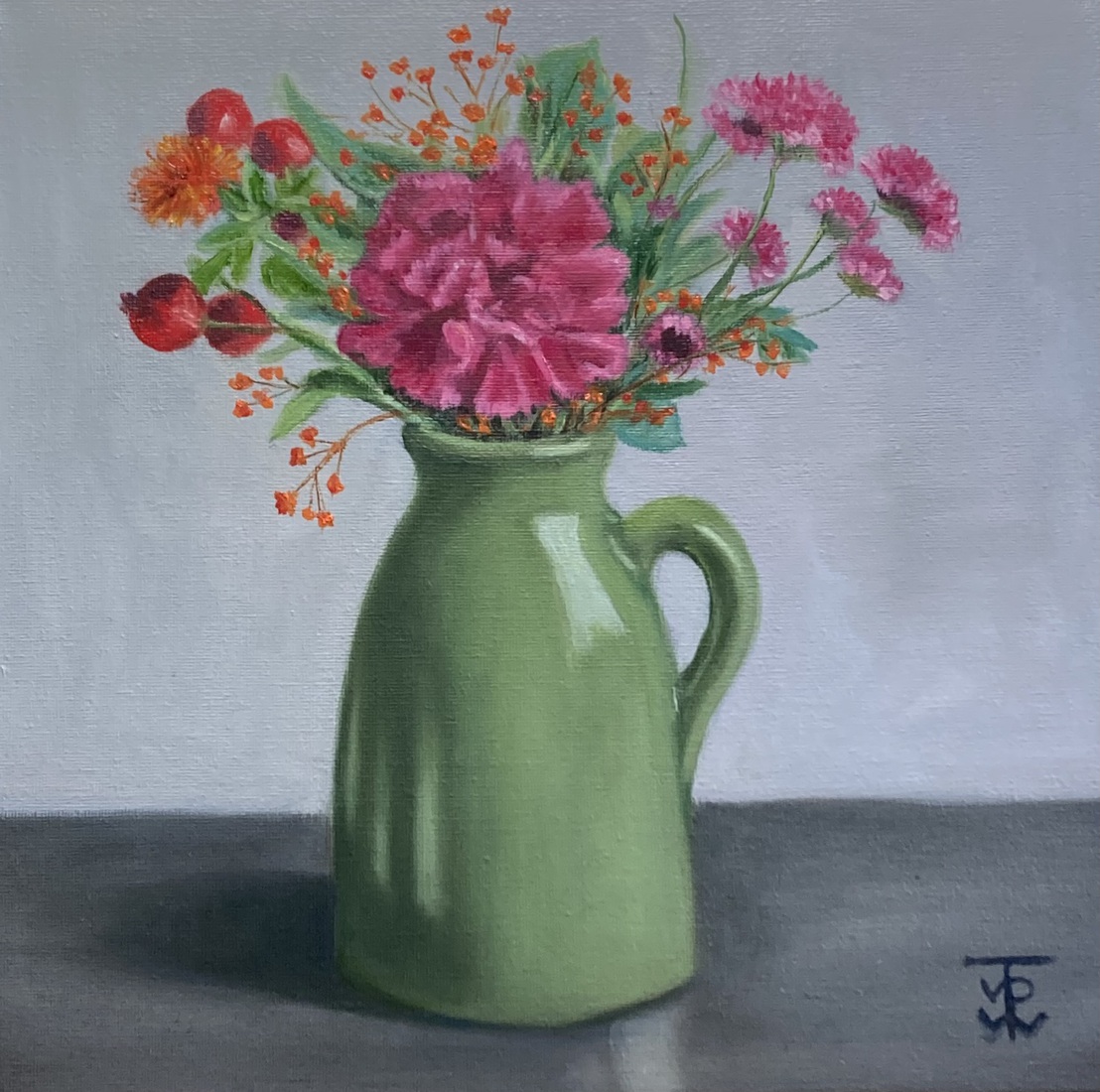 Groen vaasje met bloemen