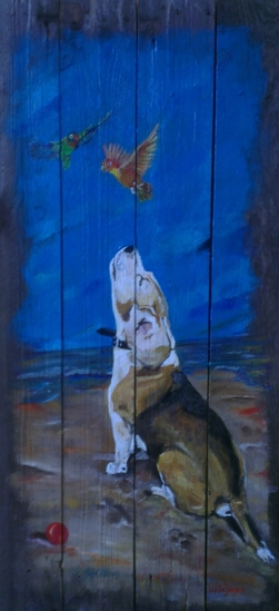 Beagel genietend op het strand