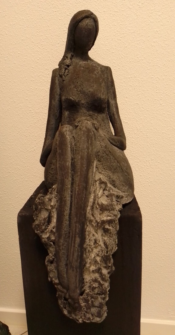 Vrouwfiguur zittend