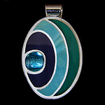 Unieke en kleurrijke hangers van glasmozaïek. Gemaakt van glas, glaskralen en millefiori in metalen zetkast. Wordt naar wens geleverd met flexibele metalen spang of verstelbaar rubberen ketting.