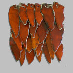 Kleine wandobjecten bestaande uit keramische elementen.