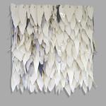 Keramische elementen worden samengevoegd in een bepaald ritme. Door middel van contrast in textuur, toevoeging van ander materiaal of dessins ontstaat een ruimtelijk en levendig beeld.