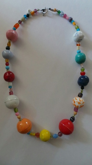 Halsketting gemaakt van poseleinen kralen en kleine glaskralen, lengte 80 cm
