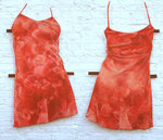 Een nieuwe reeks jurken. Verschillende modellen poseerden in een zelfde rode jurk. Van elk model is zowel van de voorkant als van de achterkant, in de zelfde houding, een schildering gemaakt. Ook in deze schilderingen is een illusie van ruimtelijkheid.